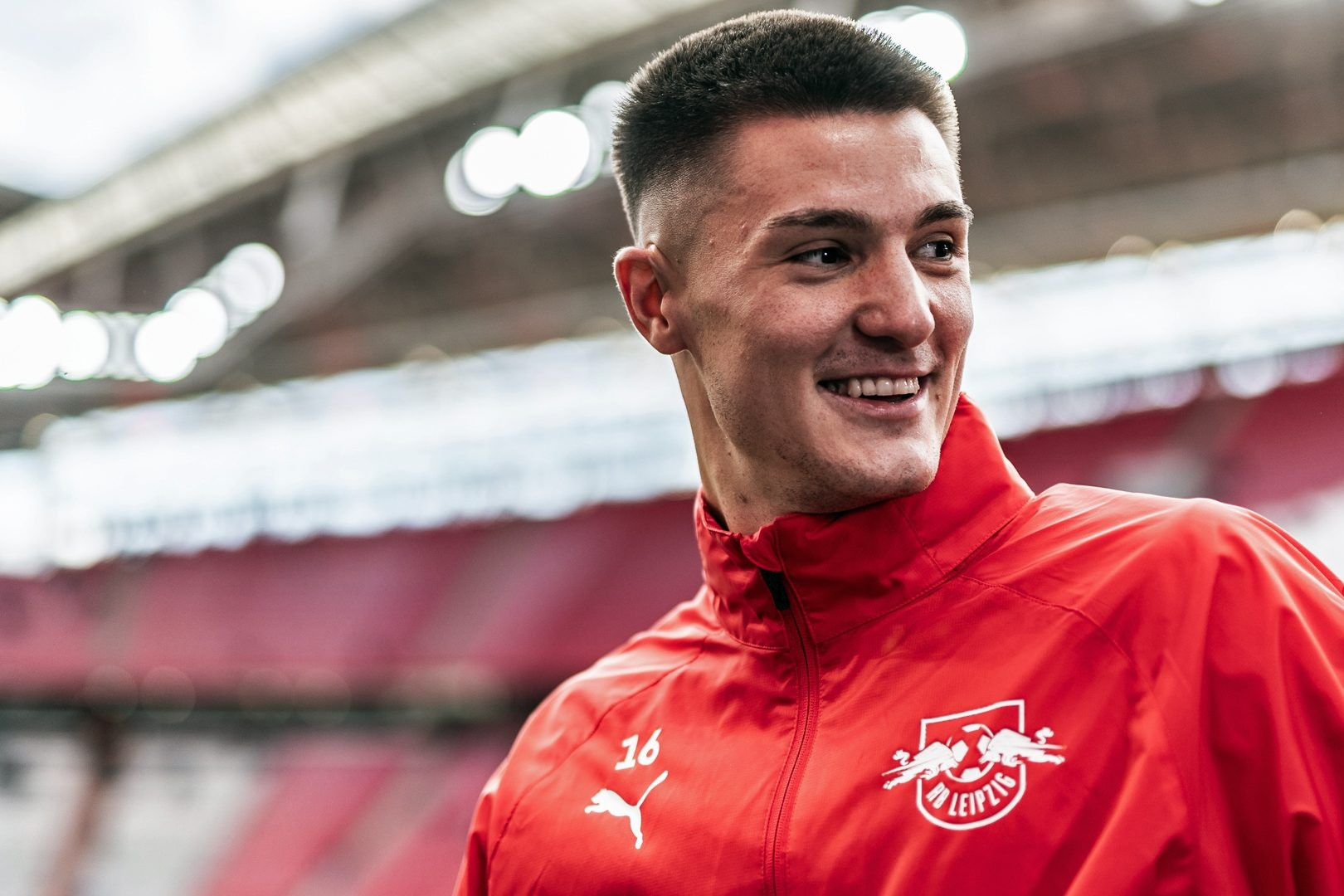 Newcastle nâng giá mua Sesko, MU 'nóng mặt'