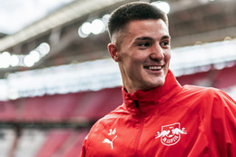 Newcastle nâng giá mua Sesko, MU 'nóng mặt'