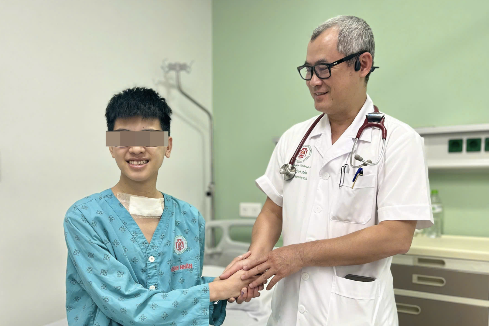 Nghẹn ngào câu nói đầu tiên sau 1 năm sống trong im lặng của nam sinh 16 tuổi