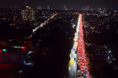 ‘Nghẹt thở’ ở đường cửa ngõ Tân Sơn Nhất sau trận mưa lớn