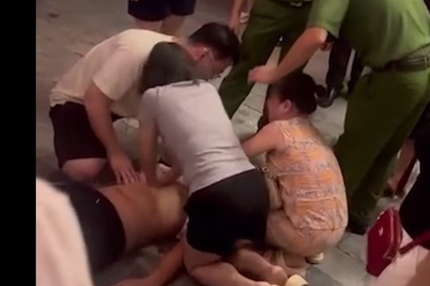 Nữ điều dưỡng ép tim liên tục sau dấu hiệu đặc biệt ở nam thanh niên bất tỉnh