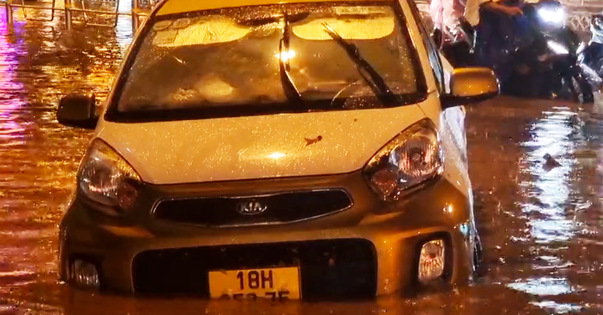 Mưa &amp;apos;vàng&amp;apos; giải nhiệt đổ xuống Hà Nội, ô tô chết máy nằm giữa đường ngập sâu