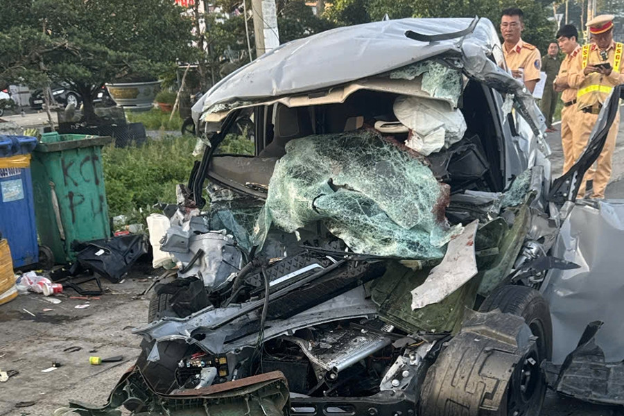 Ô tô tông mạnh vào đuôi xe tải dừng lấy rác trên quốc lộ, hai người tử vong