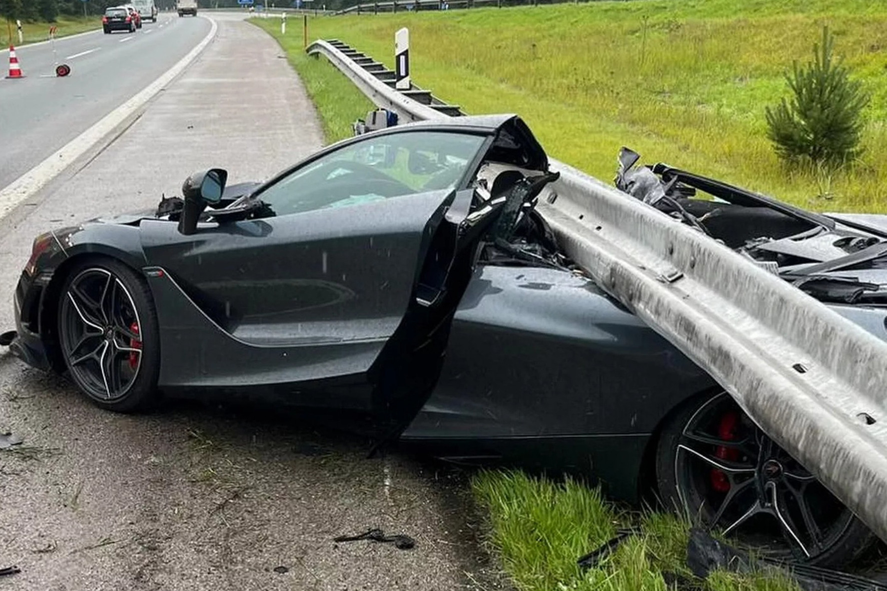 Siêu xe McLaren 720S nát tươm sau tai nạn, số phận người lái gây bất ngờ