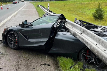 Siêu xe McLaren 720S nát tươm sau tai nạn, số phận người lái gây bất ngờ