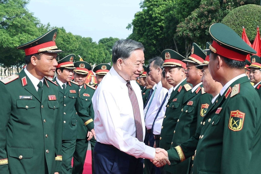 Tổng Bí thư: Quân đoàn 12 chú trọng huấn luyện làm chủ vũ khí trang bị mới