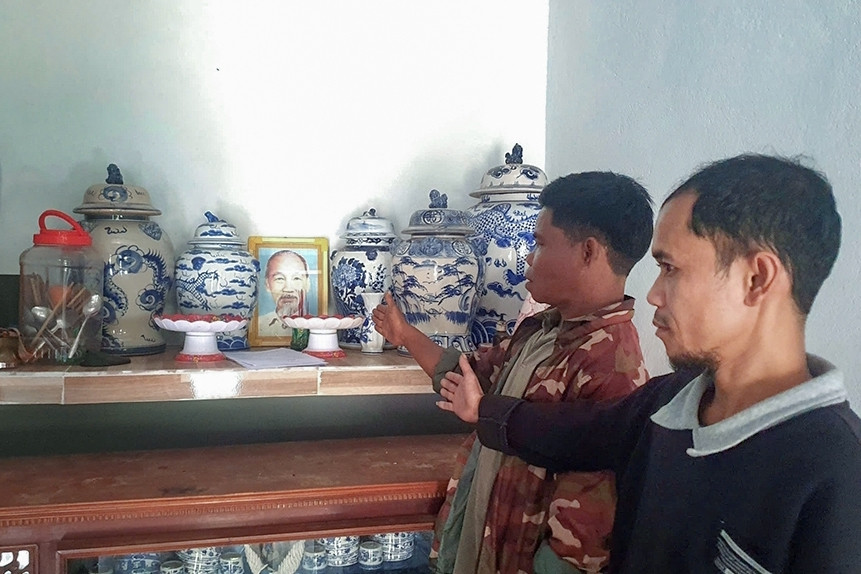 Việc đầu tiên đồng bào Cơ Tu thường làm ở nhà mới để tỏ lòng biết ơn Bác Hồ