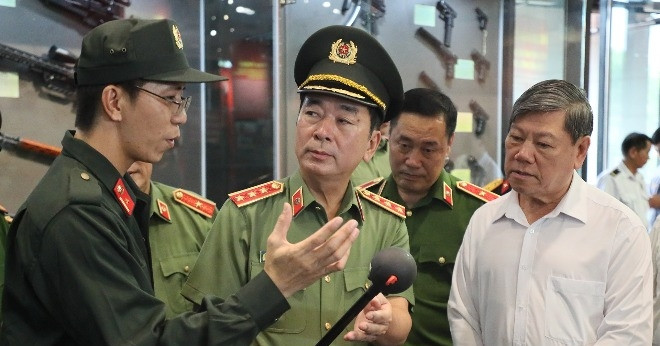 Xem súng bắn góc, camera đặc biệt chống khủng bố của lực lượng Công an nhân dân