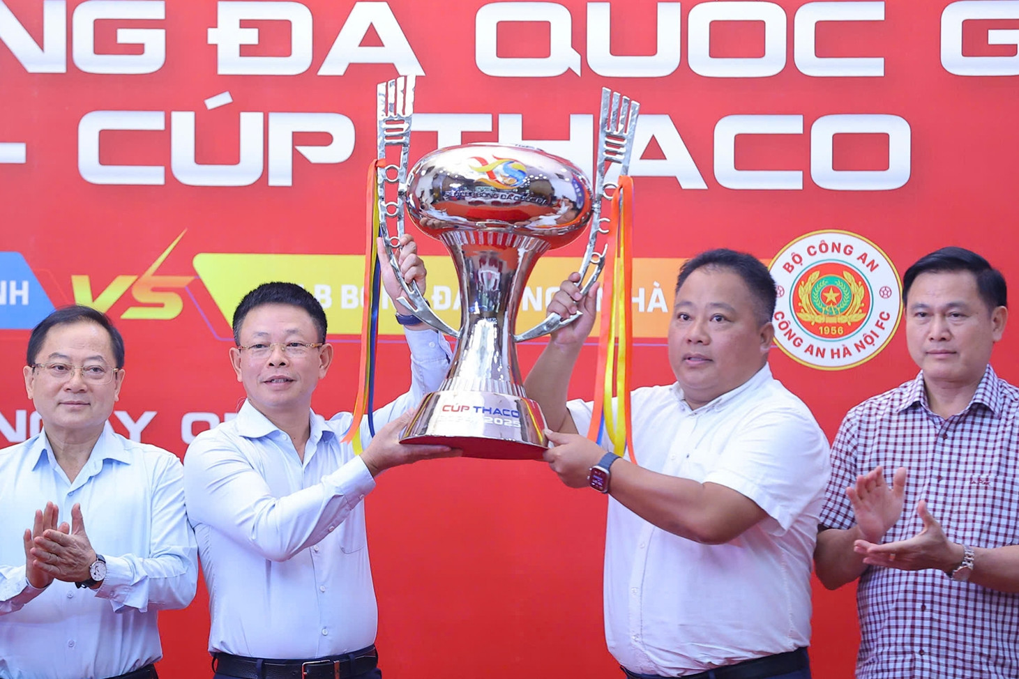 Xuân Son lỡ lượt đi V-League, Siêu Cúp Quốc gia nóng rực