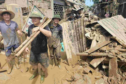 Xúc động hình ảnh hàng trăm giáo viên tình nguyện đến vùng lũ dọn dẹp trường lớp