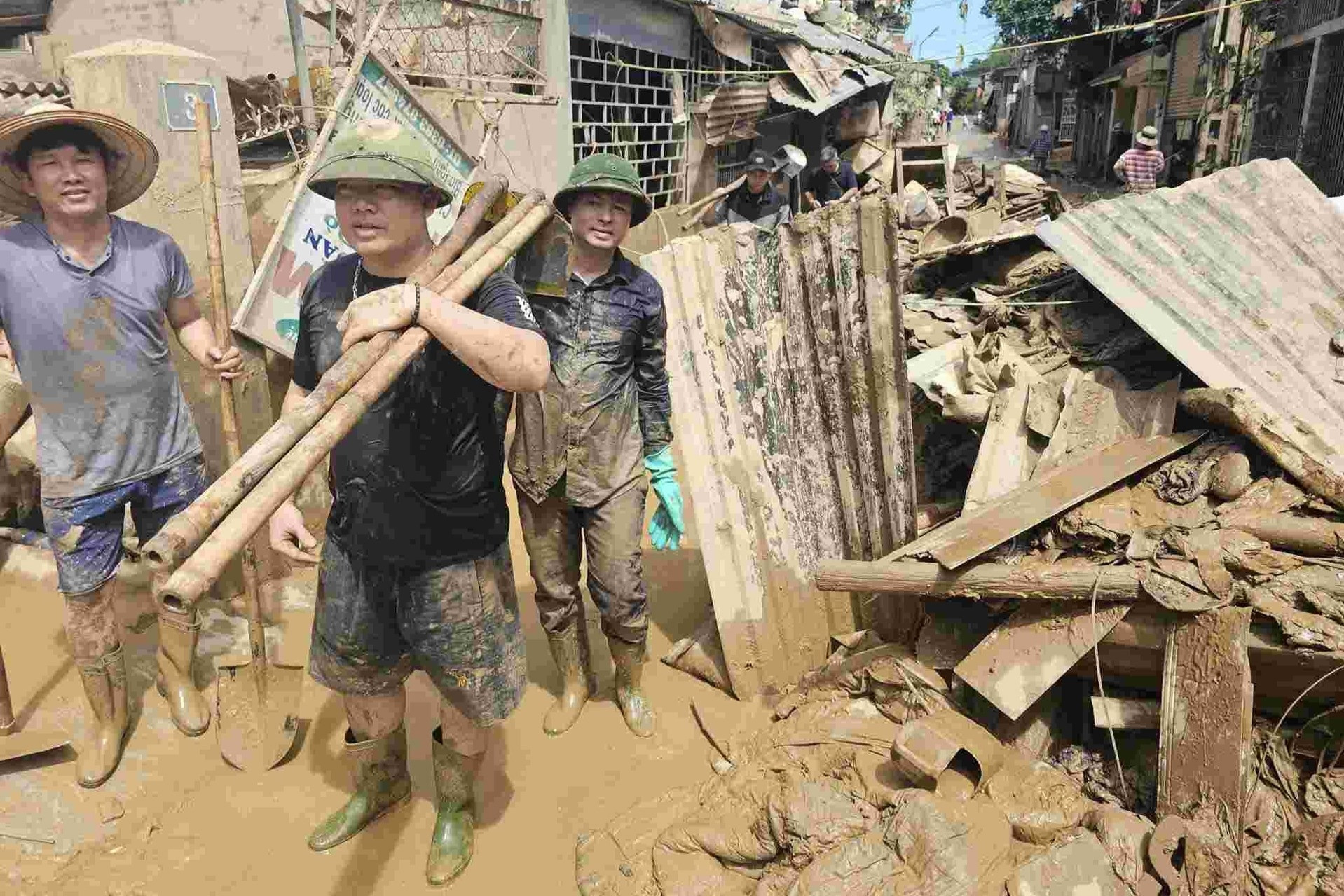 Xúc động hình ảnh hàng trăm giáo viên tình nguyện đến vùng lũ dọn dẹp trường lớp