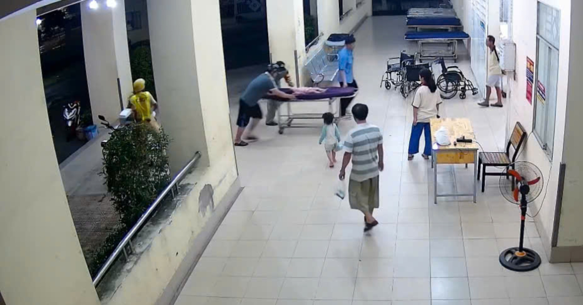 15 phút sinh tử, đại úy cảnh sát &amp;apos;mở đường&amp;apos; cứu bé gái 1 tuổi co giật ven đường