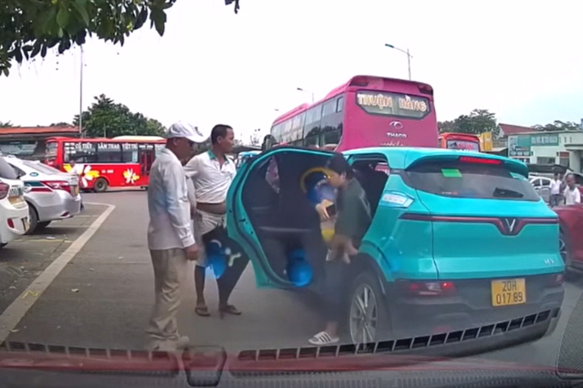 Bản tin sáng 6/8: Nhóm người chặn taxi, đuổi phụ nữ bế con: Nam tài xế lên tiếng