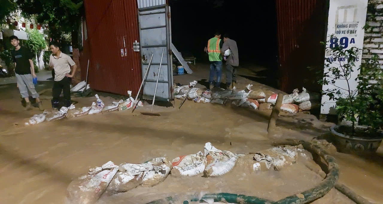 Ba lần bùn phun trào trong nửa năm và cam kết của Ban Quản lý Đường sắt đô thị Hà Nội