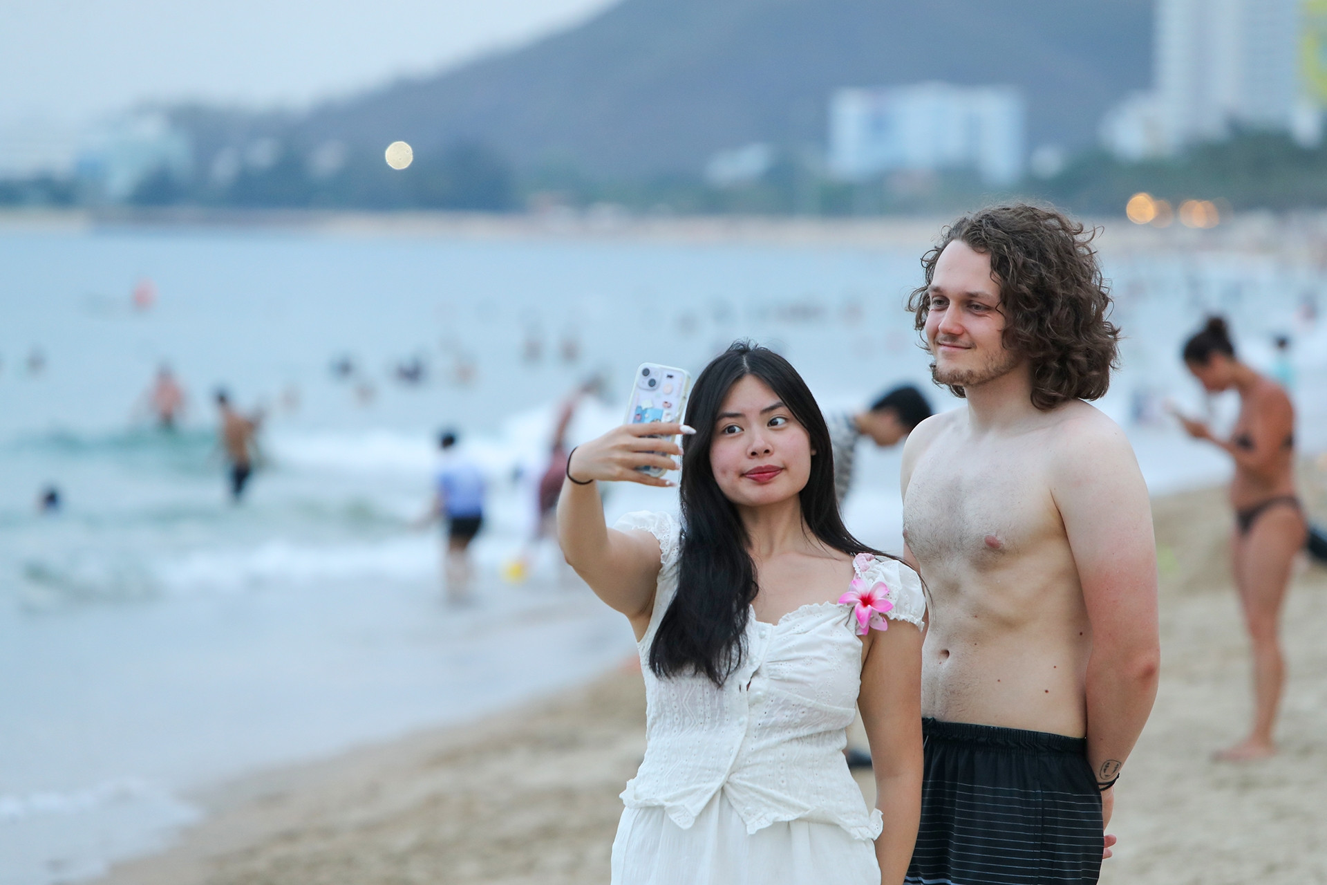 Bãi biển Nha Trang đông khách du lịch nước ngoài đến tắm giải nhiệt