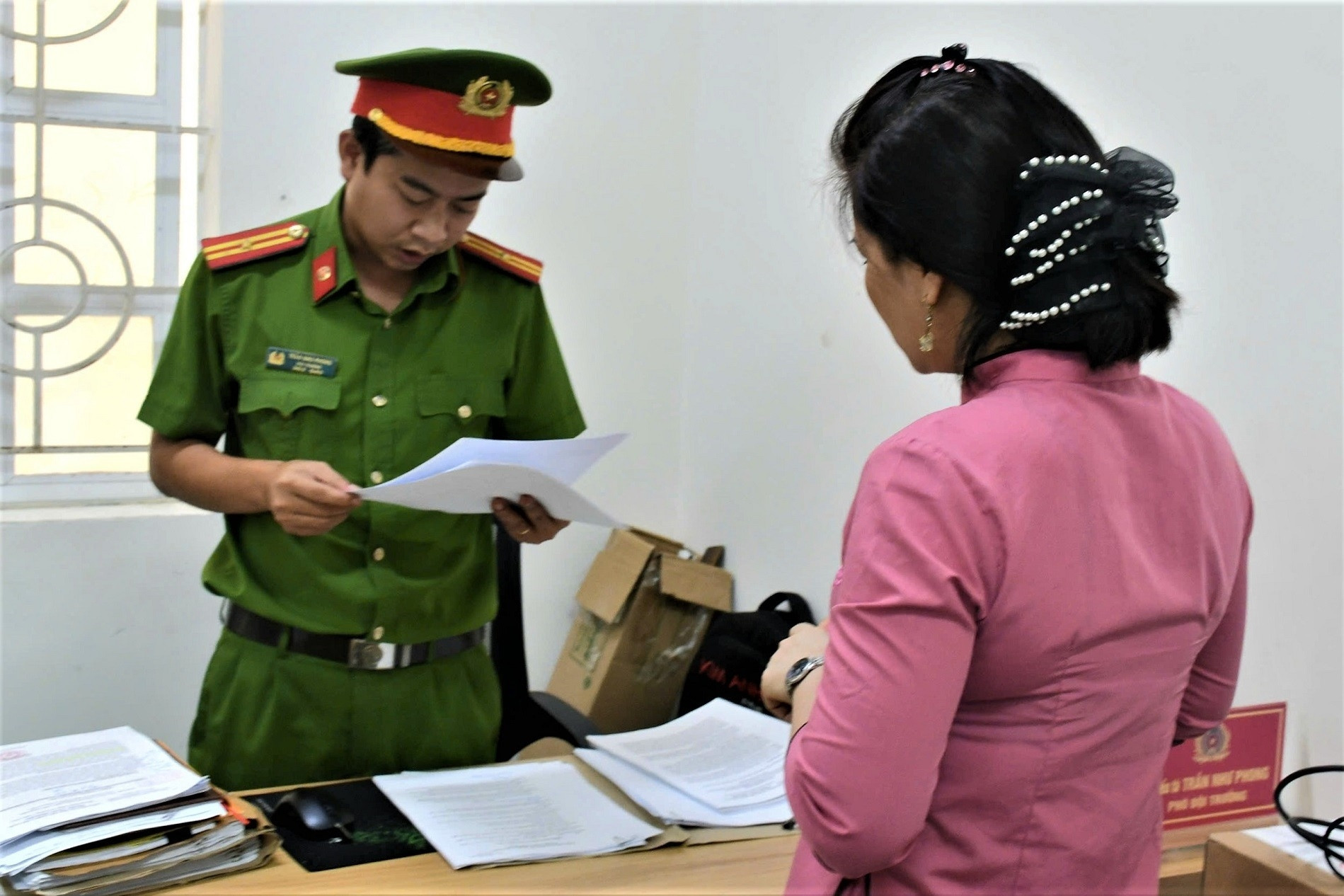 Bảo mẫu ném bé trai 1 tuổi xuống đất gây tử vong đối diện hình phạt nào?