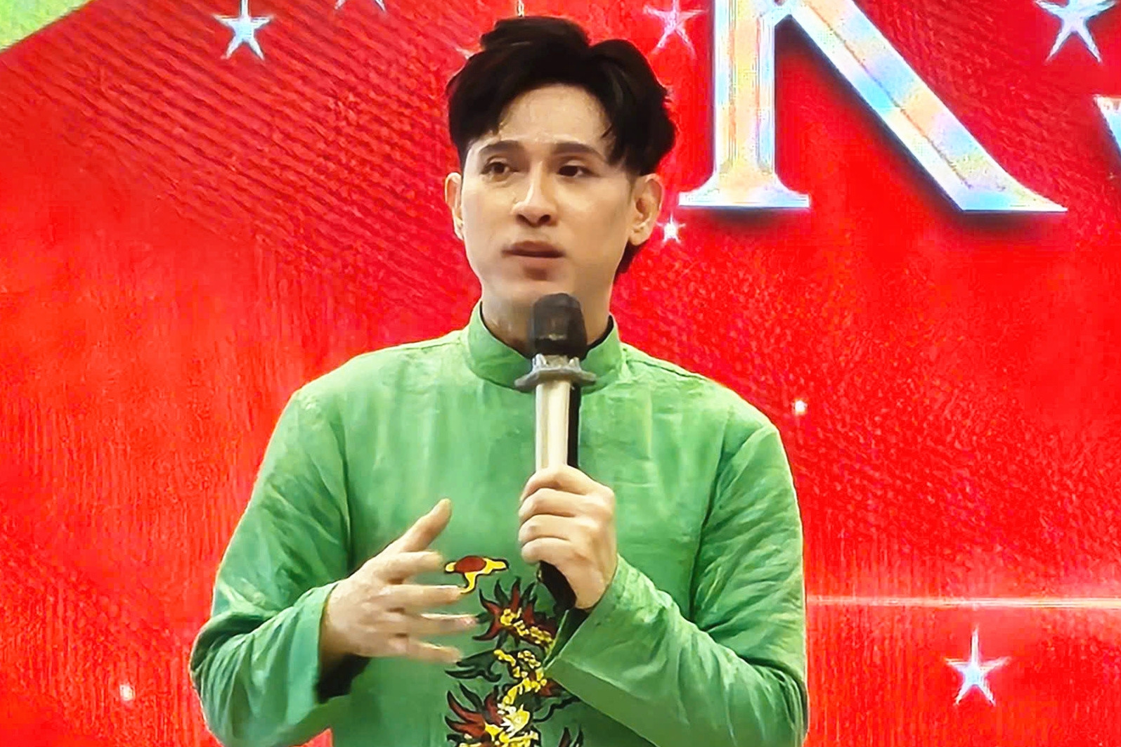 Ca sĩ Nguyên Vũ bật khóc giữa họp báo, nói: 'Tôi cần tình bạn'