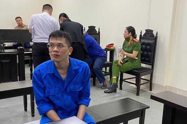 Cựu cán bộ cầm tiền, nhập khống dữ liệu xuất nhập cảnh cho 15 người nước ngoài