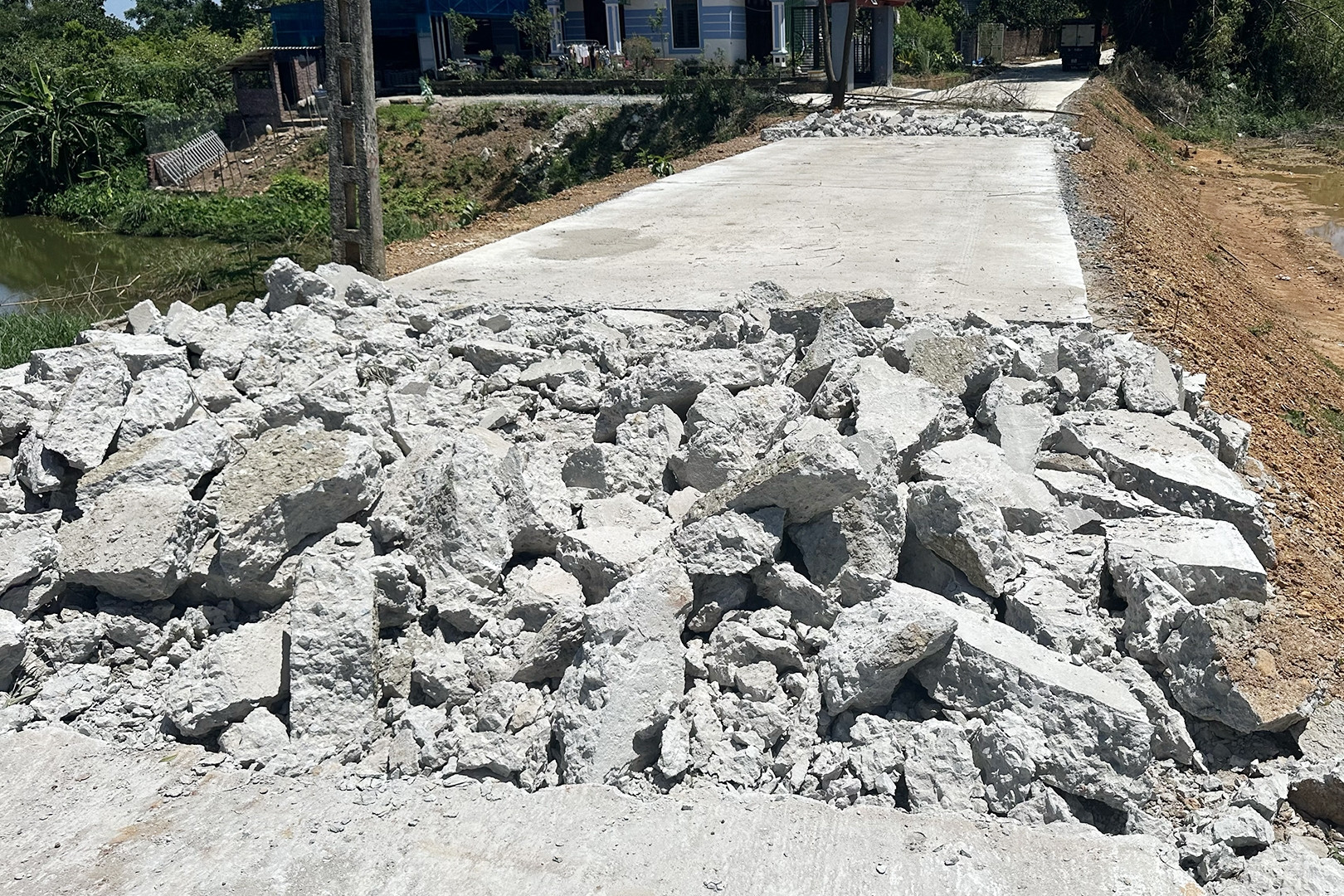 Đường vừa sử dụng đã bong tróc, cựu lãnh đạo xã nói 'vừa thi công thì mưa to'