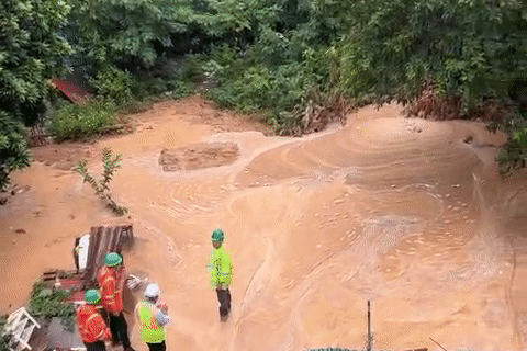 Hà Nội: Bùn nhão bất ngờ phun tràn ngõ Núi Trúc, dày đến 20cm
