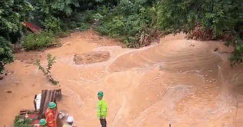 Hà Nội: Bùn nhão bất ngờ phun tràn ngõ Núi Trúc...
