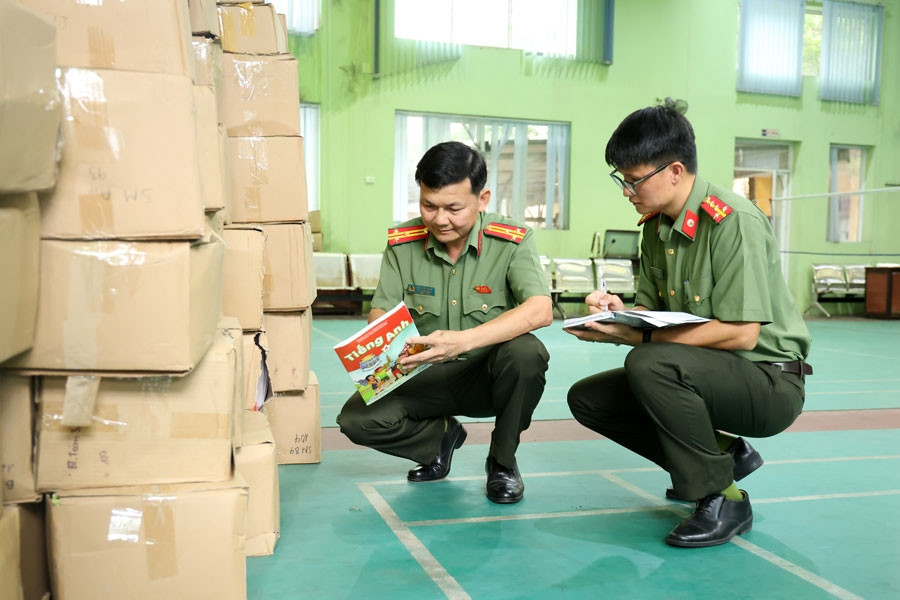 Khám xét khẩn cấp 8 địa điểm, triệu tập 12 người trong đường dây sản xuất 185 nghìn cuốn sách giả