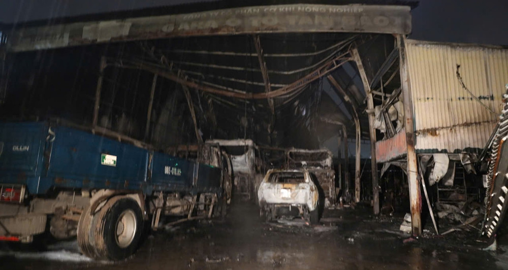 Lửa bùng phát dữ dội tại gara giữa mưa lớn, 6 ô tô bị thiêu rụi