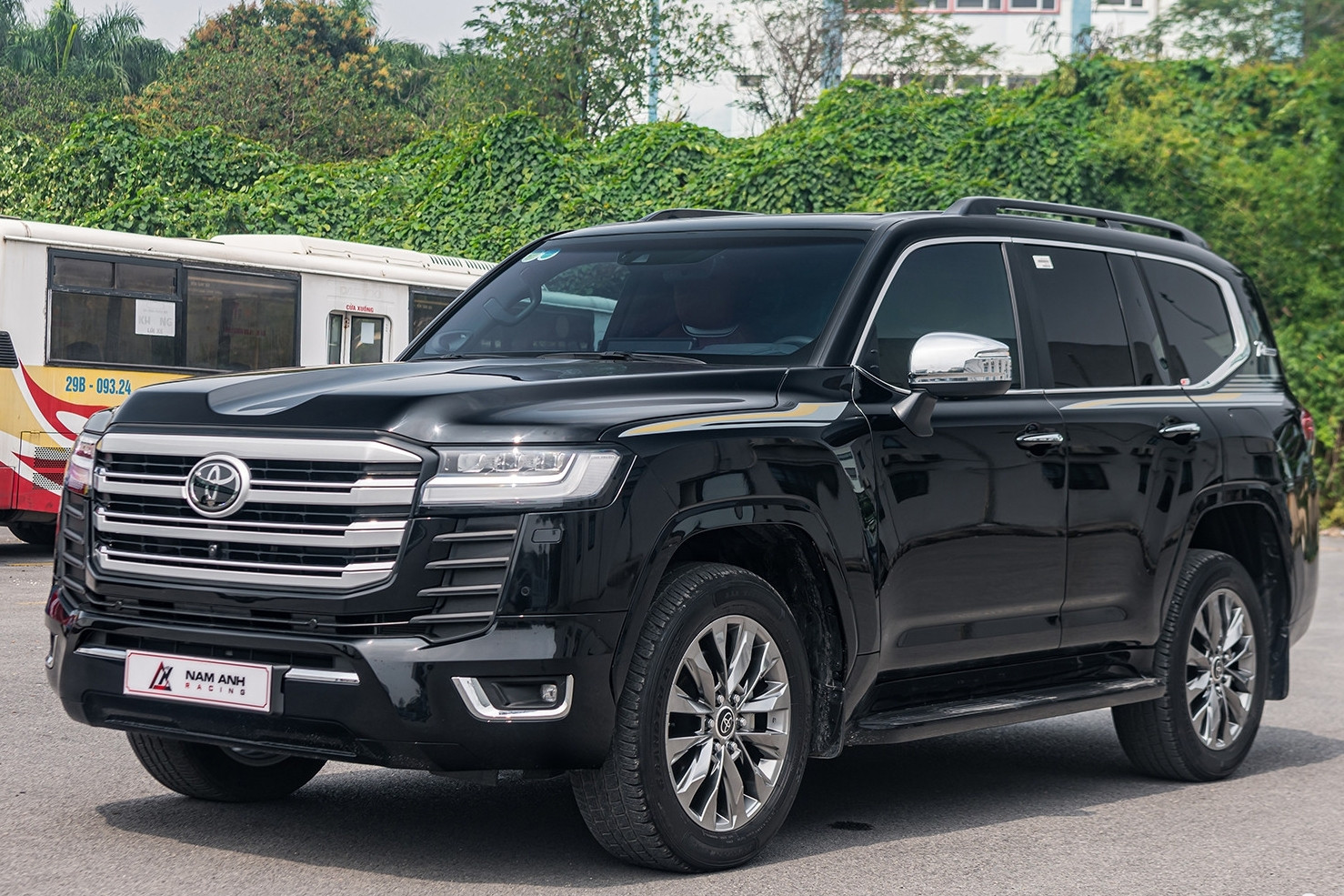 Mẫu xe sang Toyota Land Cruiser đắt hàng ở ‘đất khách', ế hơn tại quê nhà
