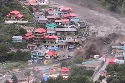 Ngôi làng bị lũ quét nhấn chìm trong tích tắc, người dân hoảng loạn tháo chạy