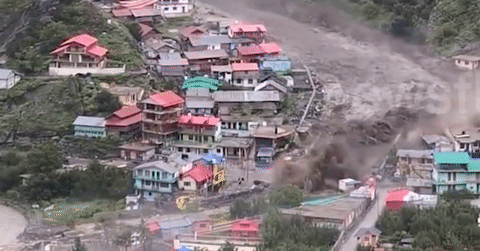 Ngôi làng bị lũ quét nhấn chìm trong tích tắc, người dân hoảng loạn tháo chạy