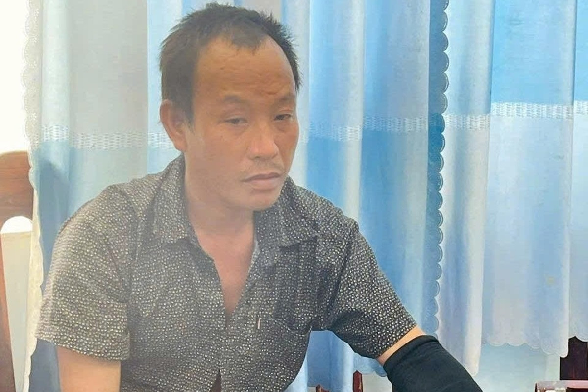 Người đàn ông ngồi sau xe tài xế vi phạm bất ngờ lao tới tấn công CSGT