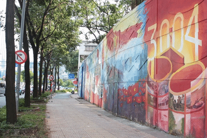 Người dân xúc động ngắm bích hoạ 'khổng lồ’ tái hiện lễ diễu binh ở TPHCM