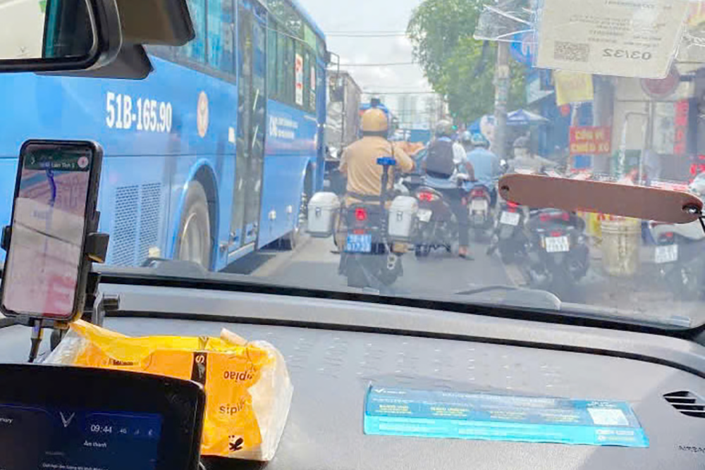 Nữ tài xế taxi cầu cứu giúp thai phụ, CSGT TPHCM lại hụ còi làm điều quen thuộc