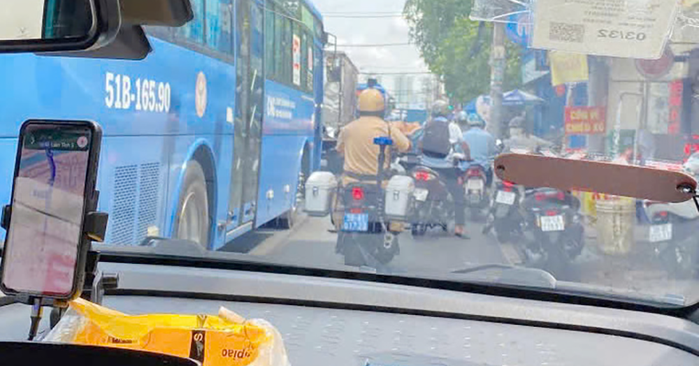 Nữ tài xế taxi cầu cứu giúp thai phụ, CSGT TPHCM lại hụ còi làm điều quen thuộc
