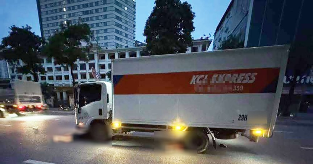 Ô tô va chạm xe máy ở Hà Nội làm 1 người tử vong, dùng kích để đưa nạn nhân ra ngoài