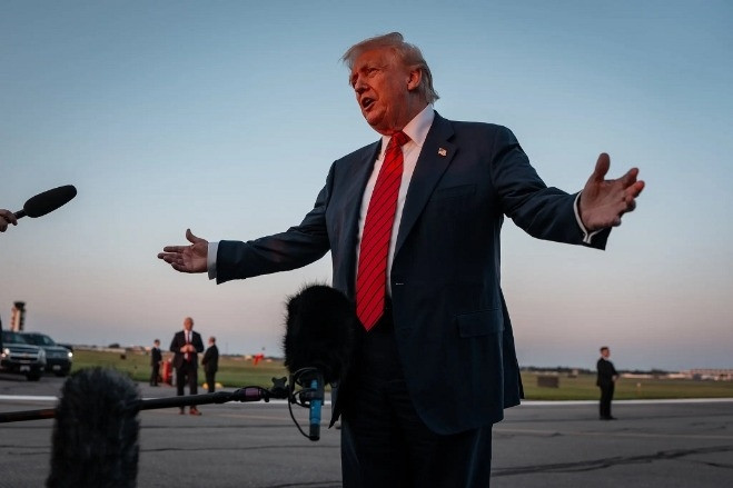 Ông Trump nói sẽ không tranh cử nhiệm kỳ 3, đùa về việc lắp tên lửa ở Nhà Trắng