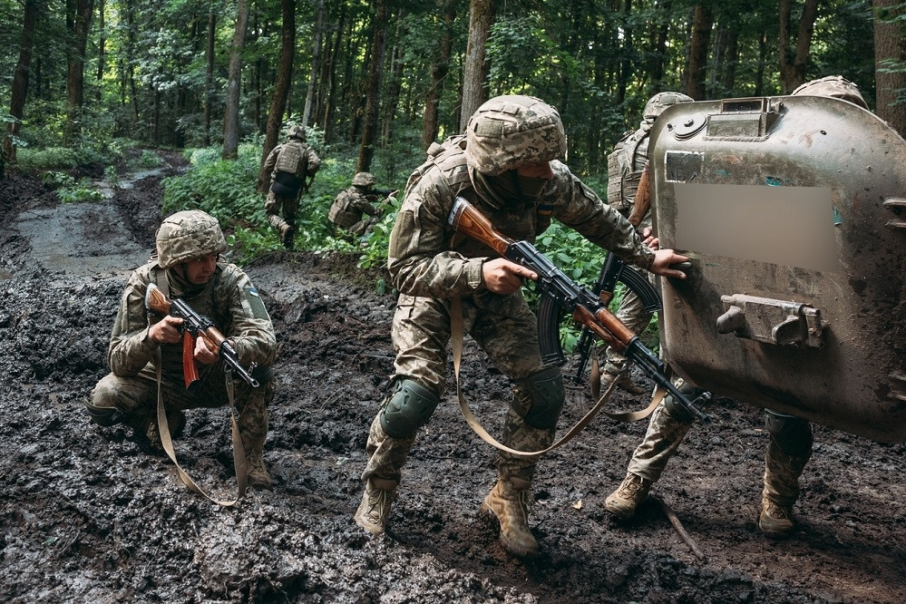 Quân Ukraine phủ nhận bị vây ở Pokrovsk, Mỹ duyệt bán thiết bị quân sự cho Kiev