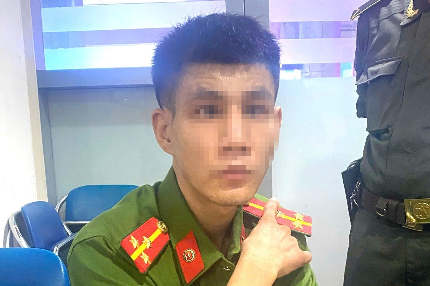 Tạm giữ nam thanh niên giả danh công an, mặc quân phục vào sân bay Đà Nẵng