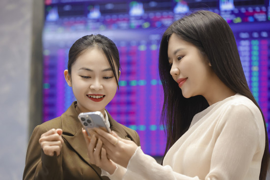 Thị trường bùng nổ: Dòng tiền ‘khổng lồ’ đổ vào, công ty chứng khoán lãi đậm