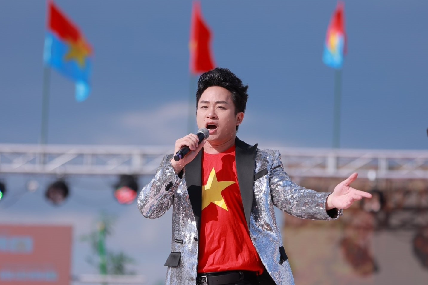 Tùng Dương: Tôi có thể bỏ sô khác để chọn hát ở 'Điều còn mãi'