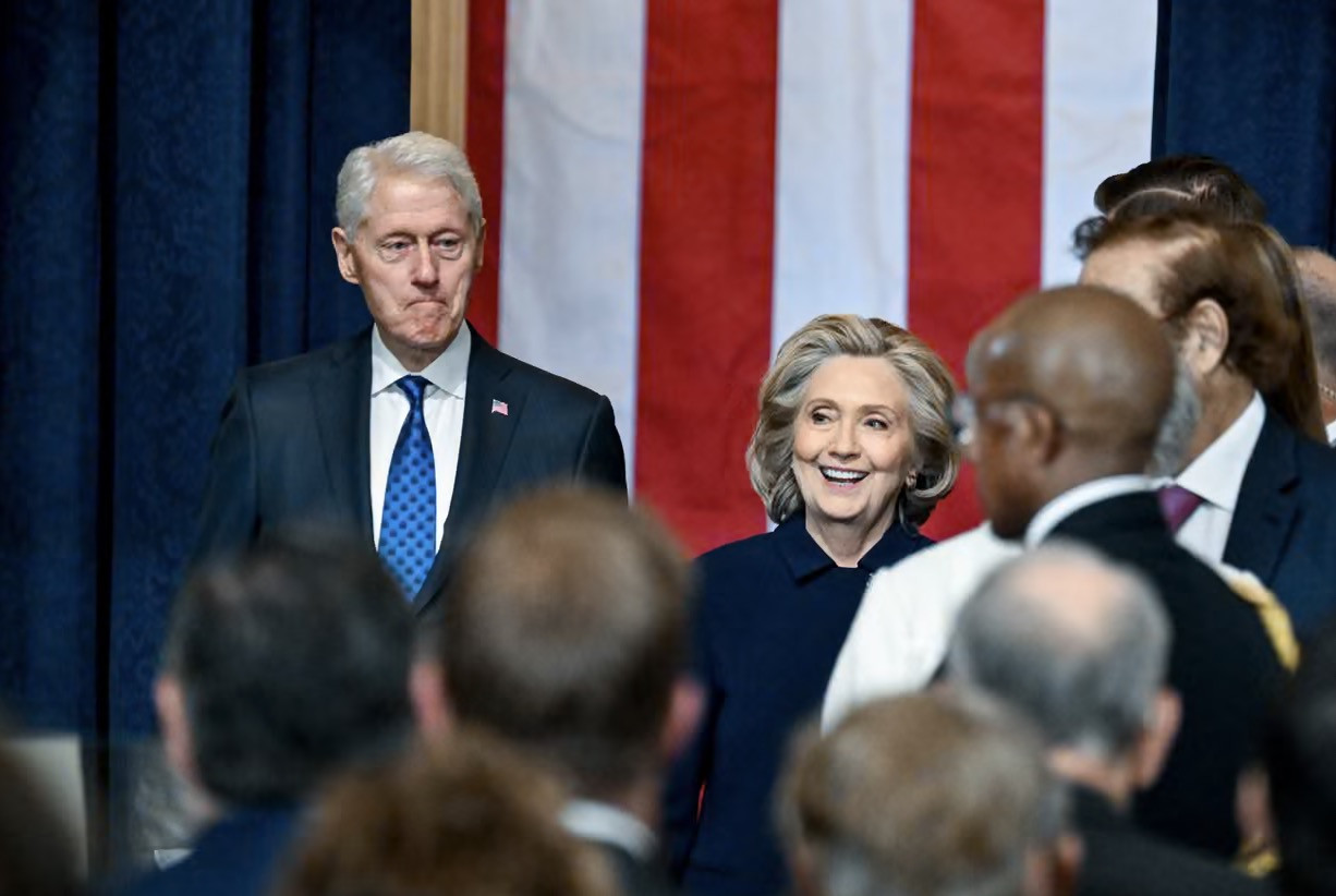 Vợ chồng cựu Tổng thống Bill Clinton. Ảnh: EPA