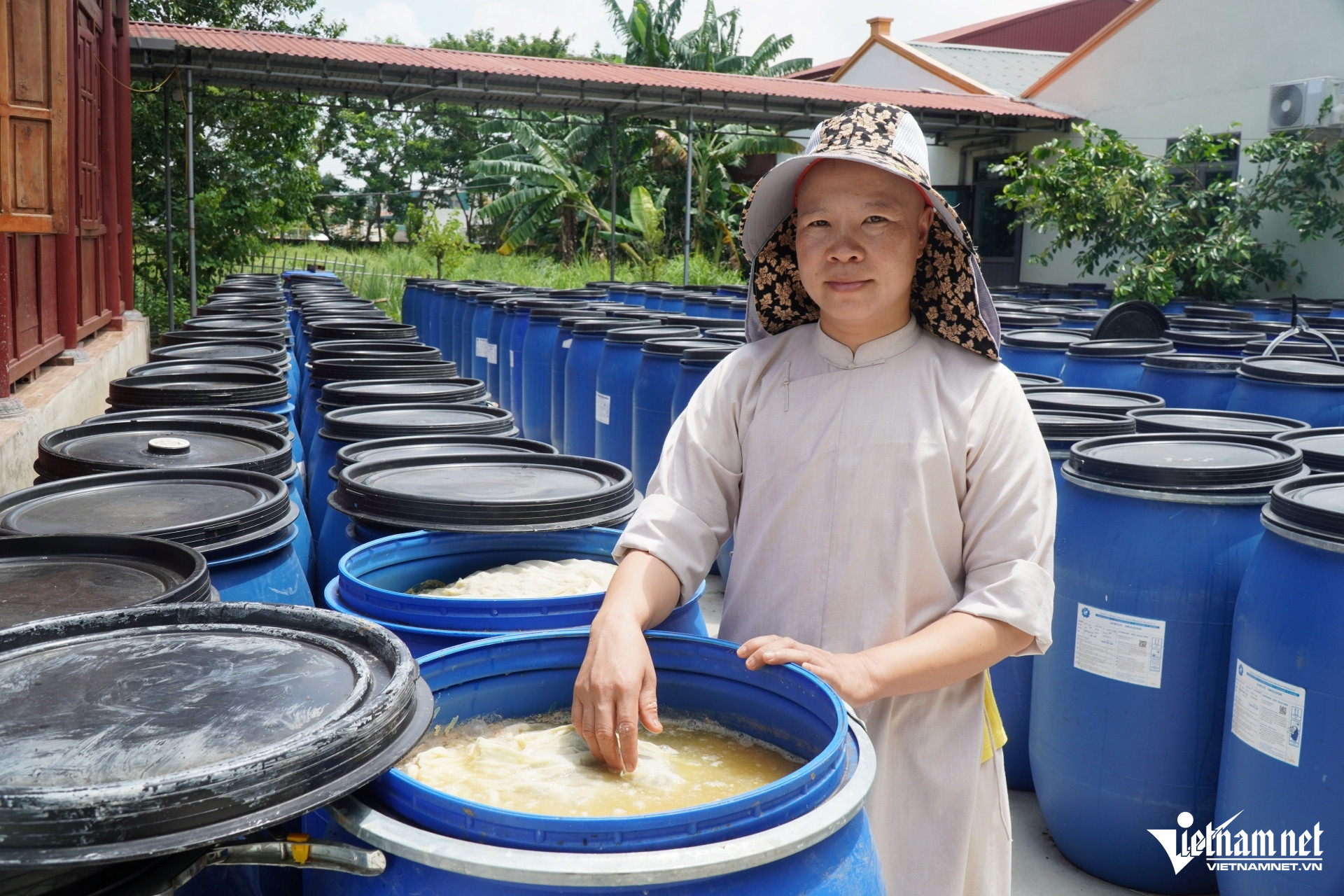 W-a1Sư thầy ở Thanh Hóa chế tạo sản phẩm dược liệu.JPG.jpg