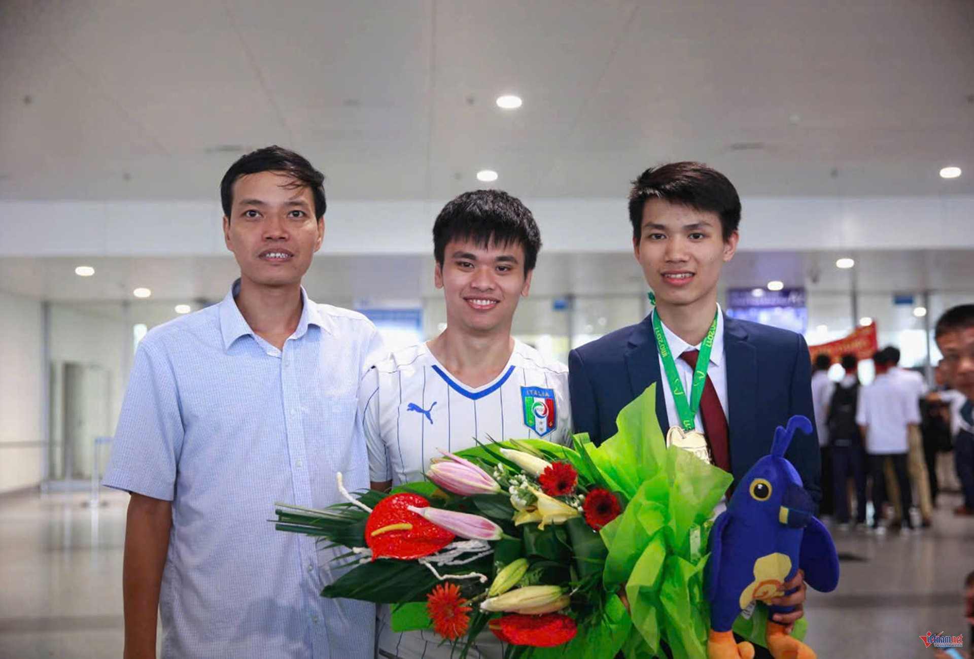 W-ảnh 3 thầy Hữu cùng Phan Nhật Duy copy.jpg