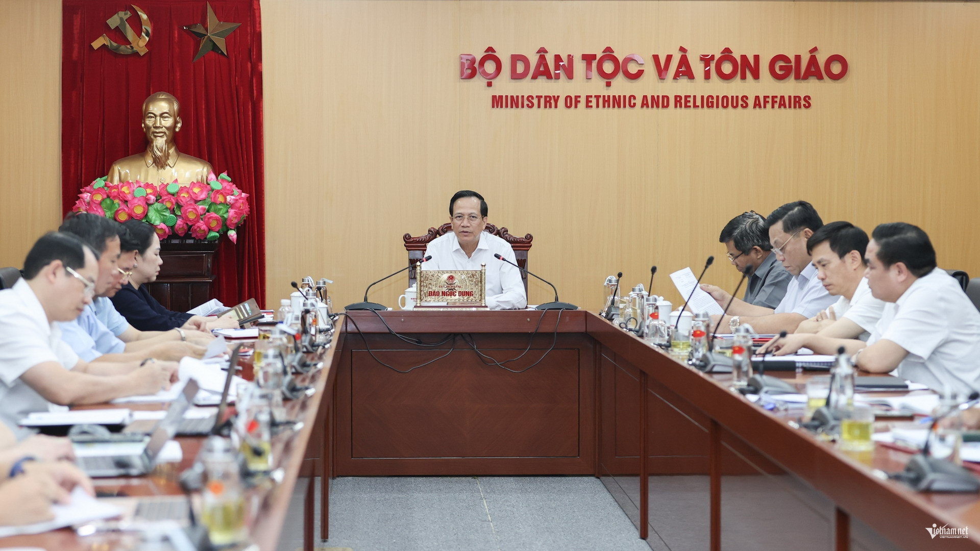 W-Bo truong chu tri hoi nghi.jpg