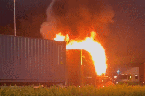 Xe container bốc cháy như đuốc trên đường huyết mạch ở TPHCM