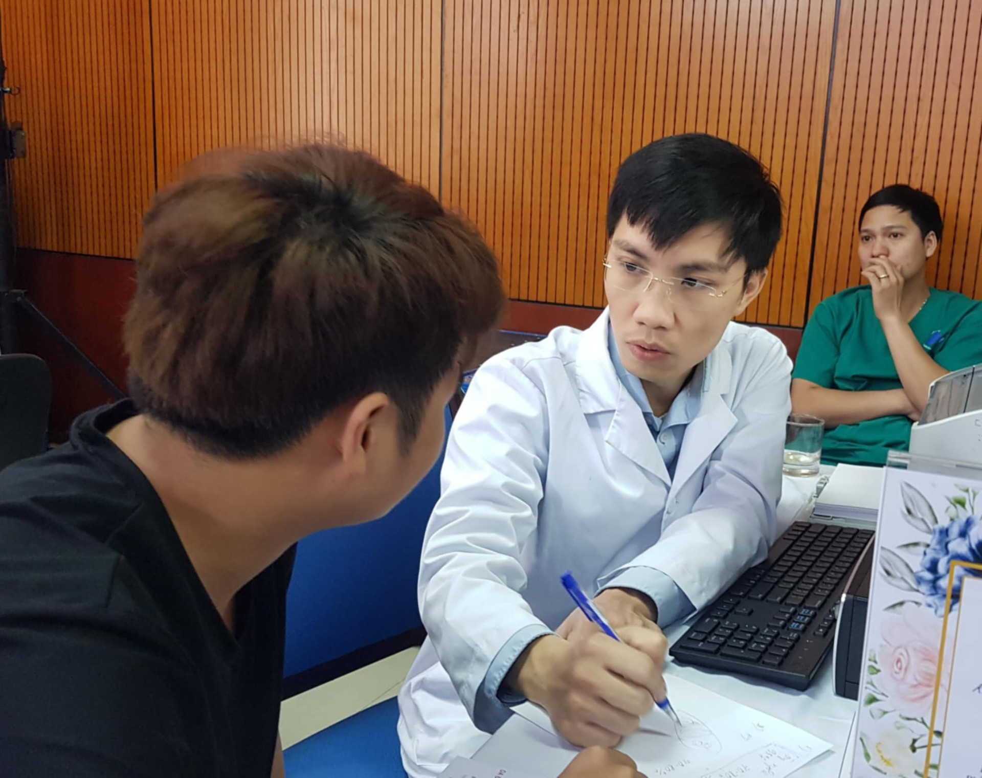 Người đàn ông trẻ bất ngờ nhận chẩn đoán ung thư sau vài lần đốt 'nốt ruồi' ở má