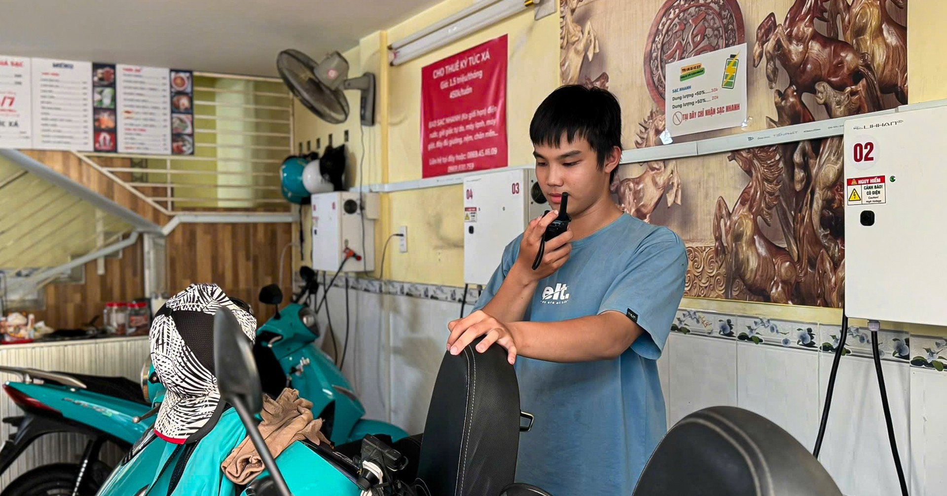Bí mật bên trong trạm sạc xe điện ở TPHCM khiến tài xế tới kín mỗi ngày