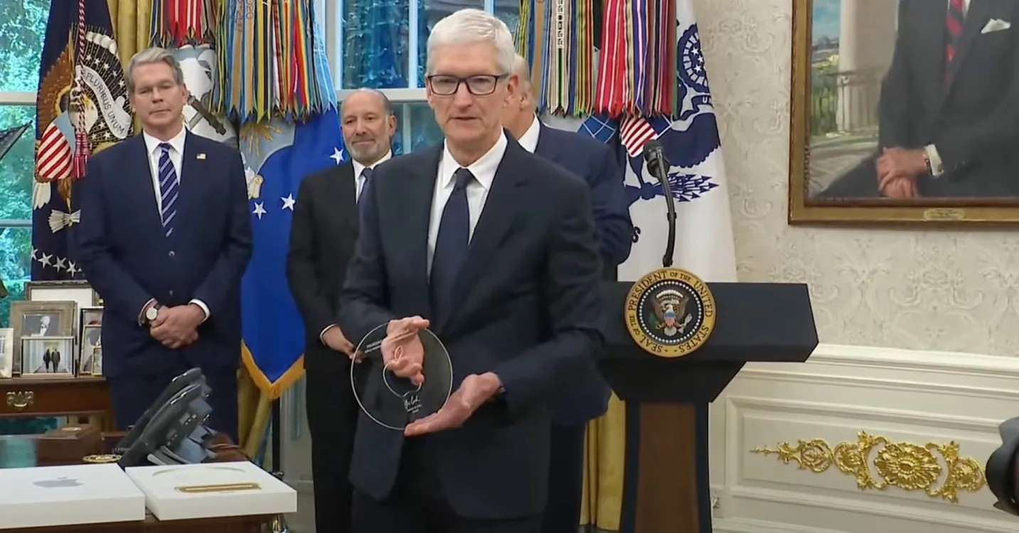 Cận cảnh món quà ‘có một không hai’ Tim Cook tặng Tổng thống Trump