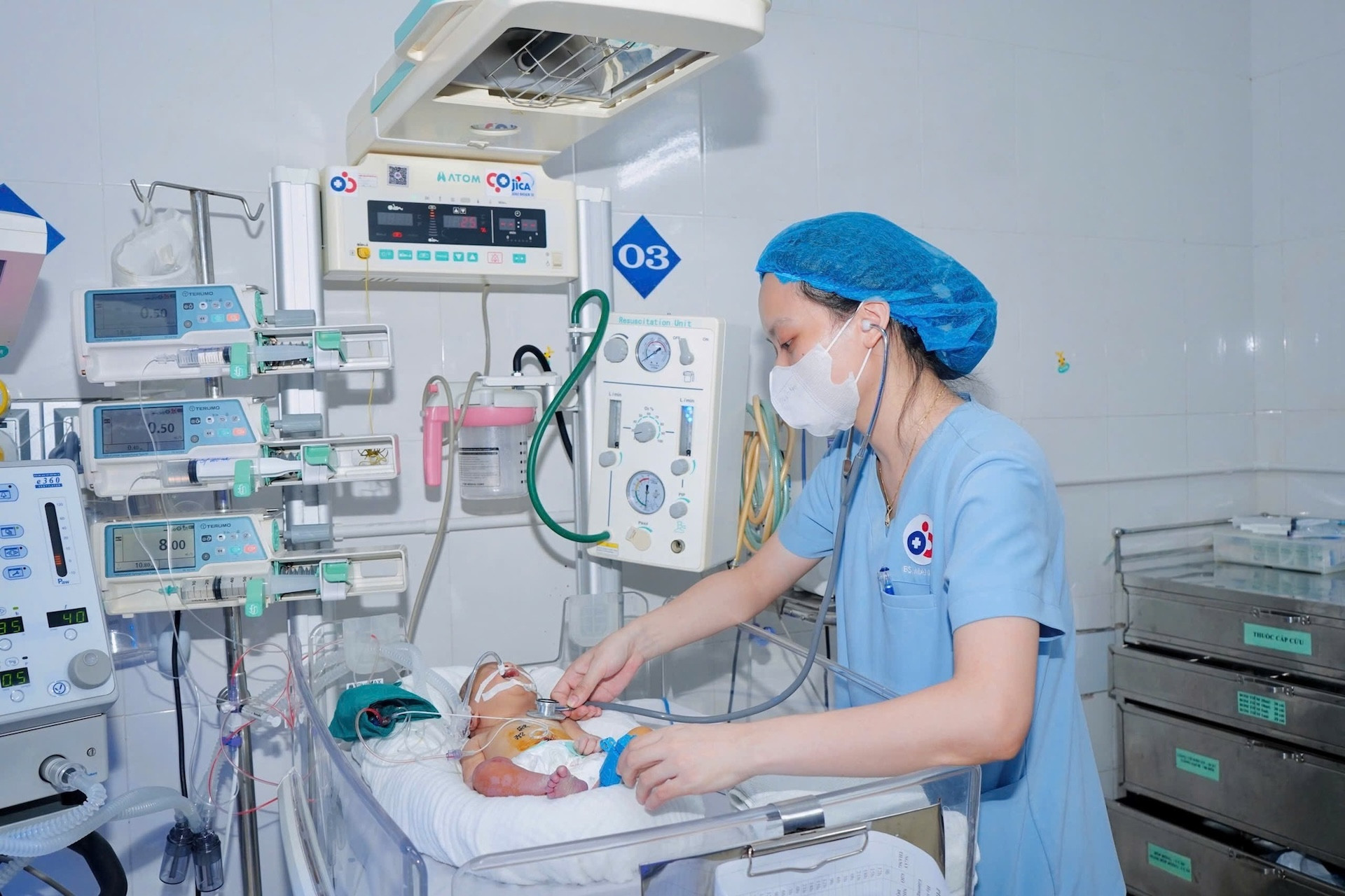 Vợ chồng Việt kiều đưa con 3 ngày tuổi mắc trọng bệnh về nước, kỳ tích xuất hiện