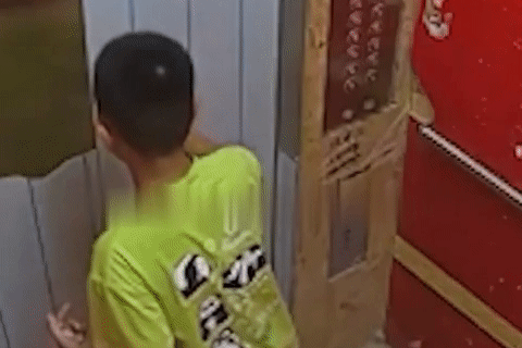 Cậu bé 8 tuổi bình tĩnh khi bị kẹt thang máy một mình, đọc thơ tự trấn an